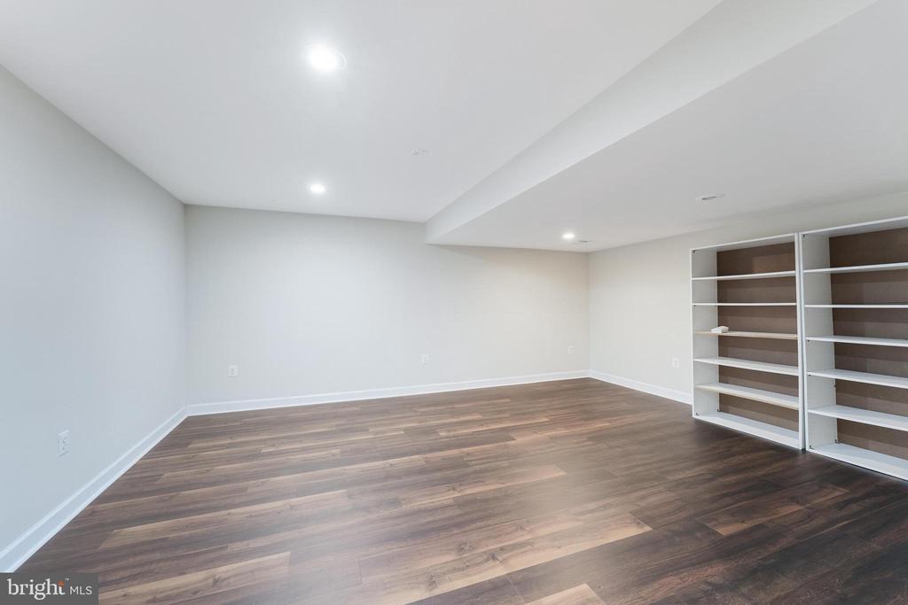 9395 WOLF TRAP CREEK COURT