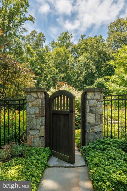 927 HICKORY RUN LANE