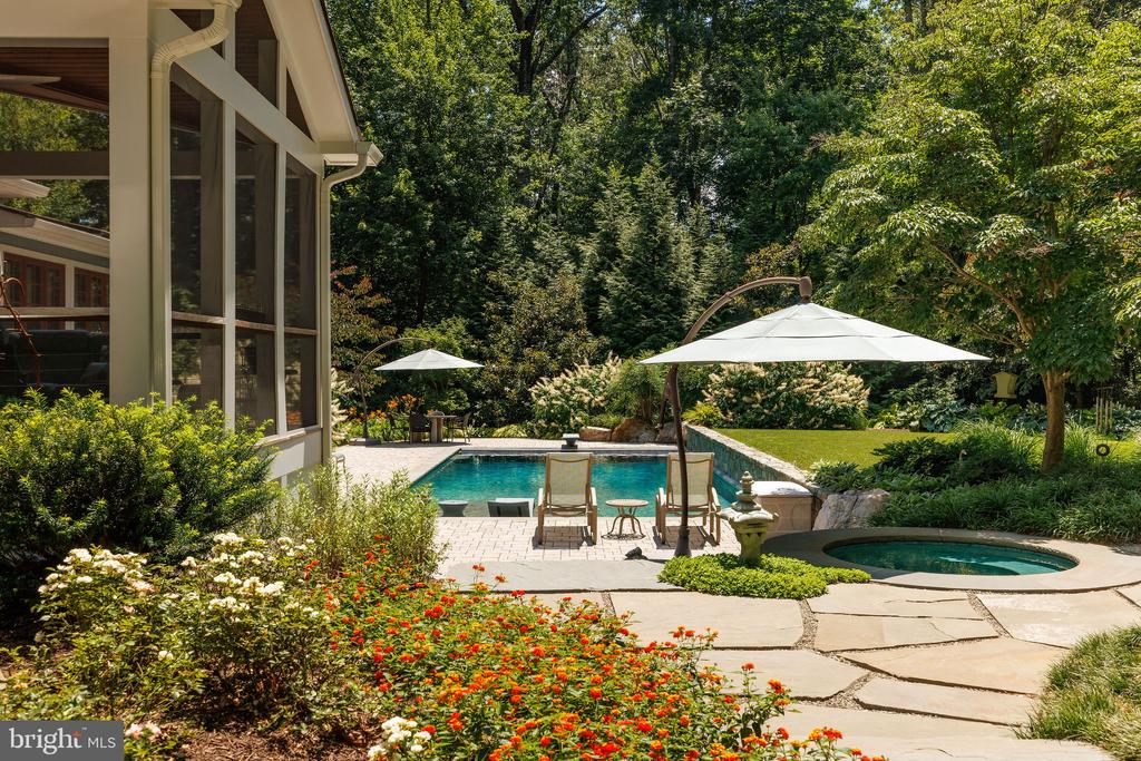 927 HICKORY RUN LANE