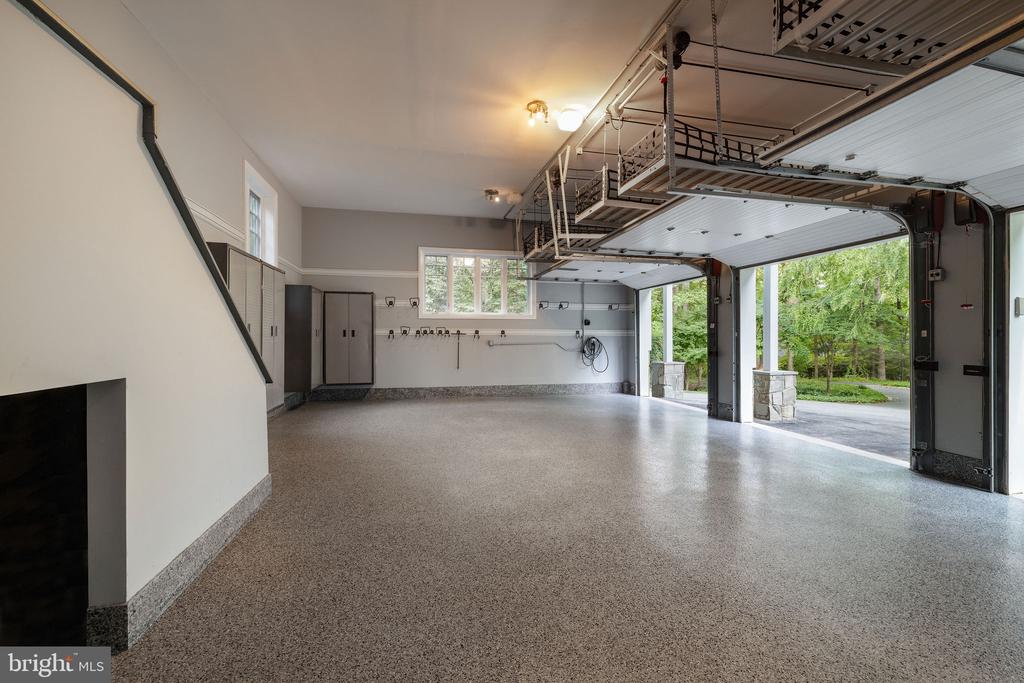 927 HICKORY RUN LANE