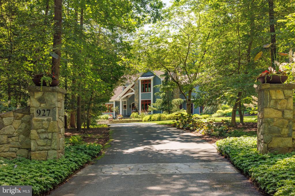 927 HICKORY RUN LANE