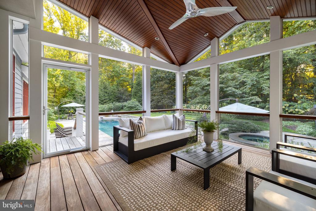 927 HICKORY RUN LANE
