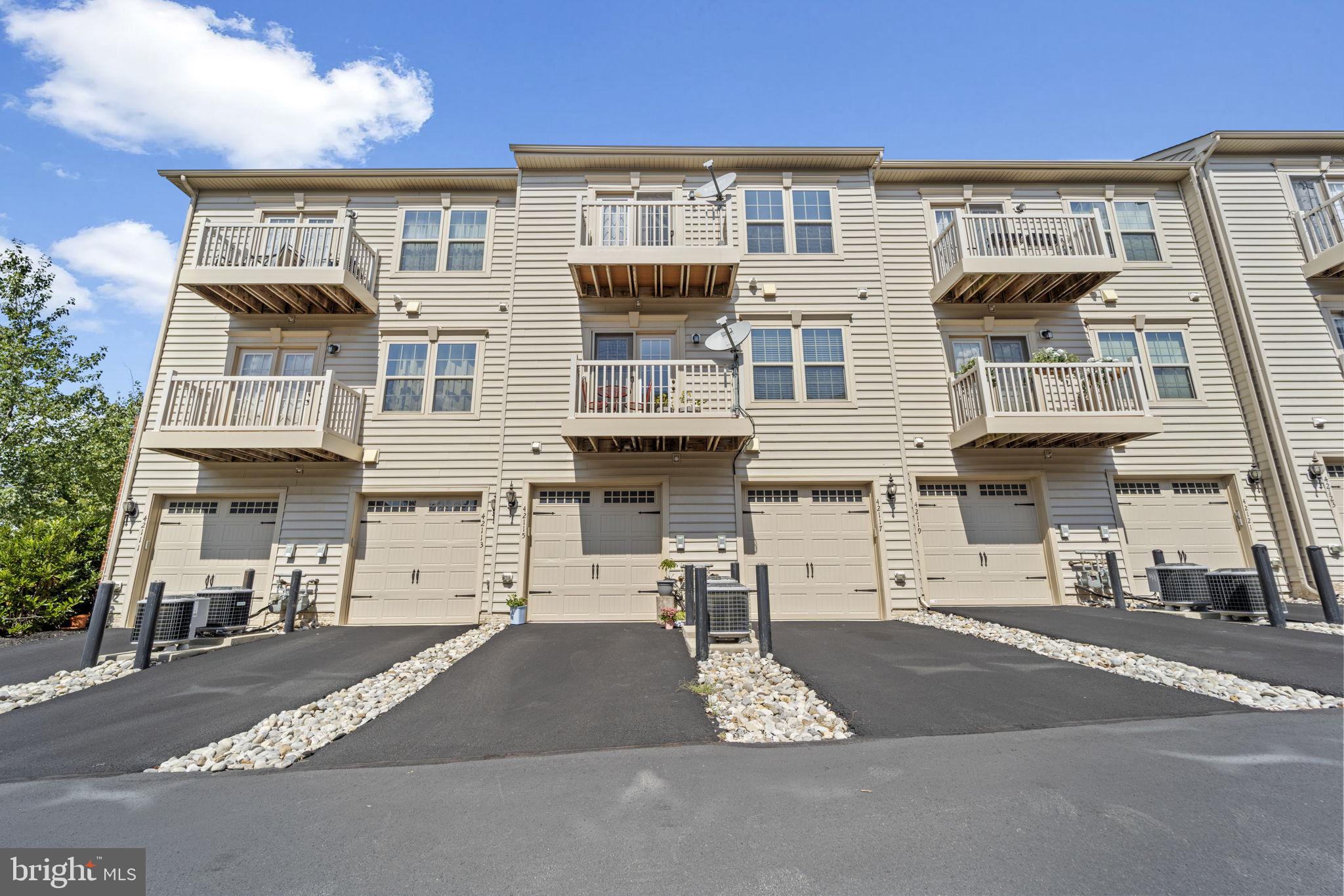 42115 Piebald Sq