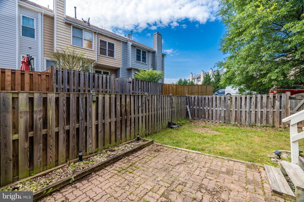 21875 Shallow Rock Sq
