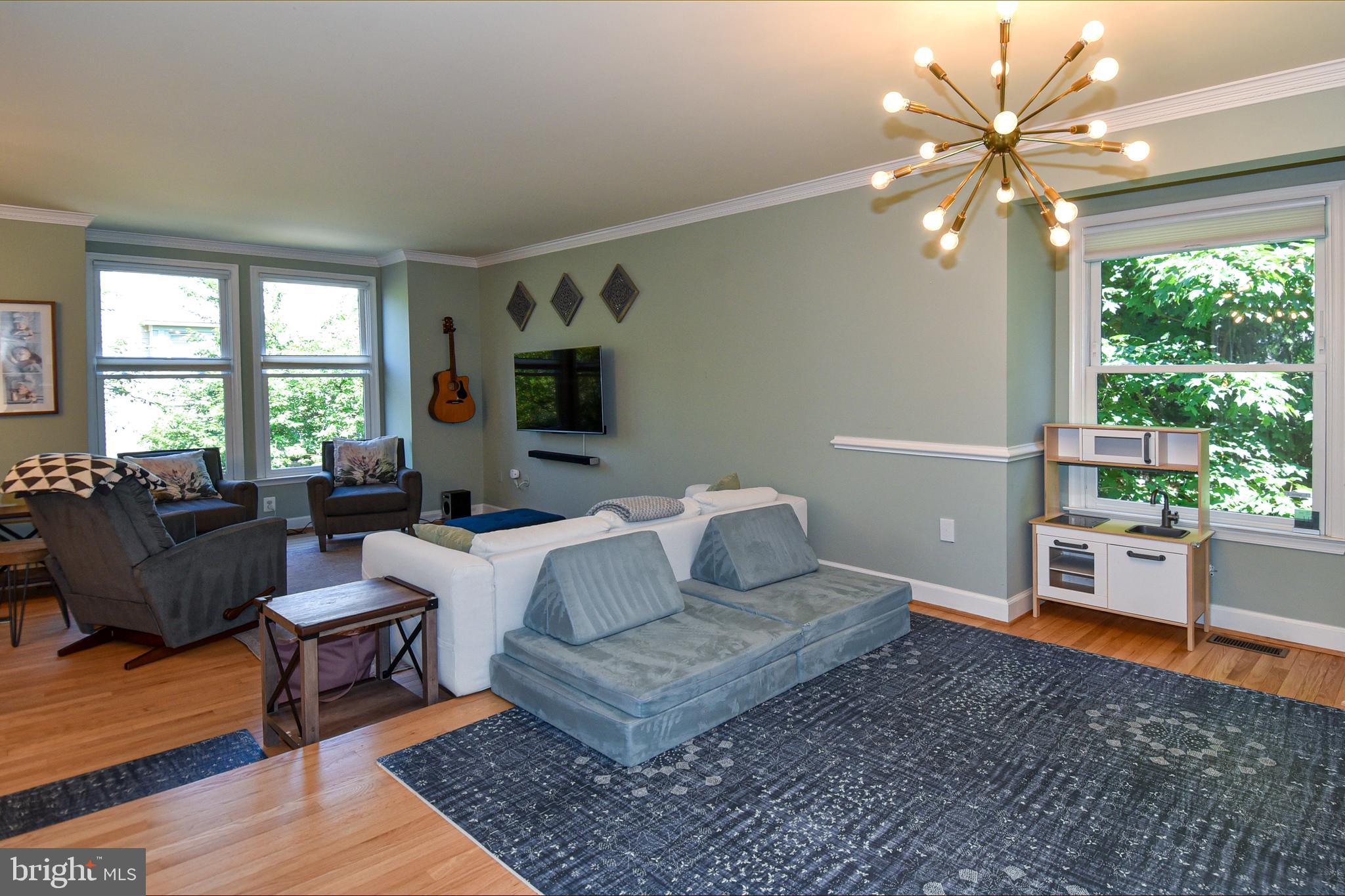 109 MAXIMILLIAN CT SW