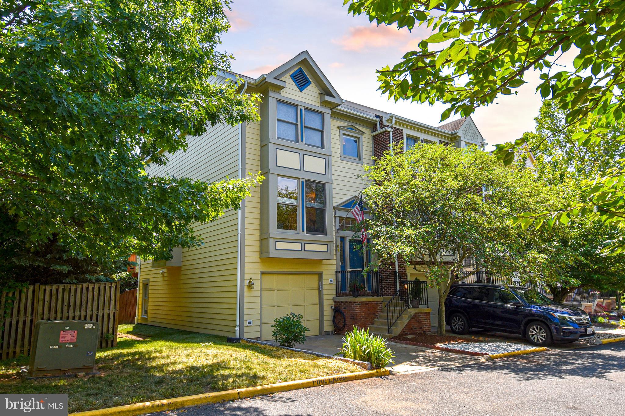 109 MAXIMILLIAN CT SW