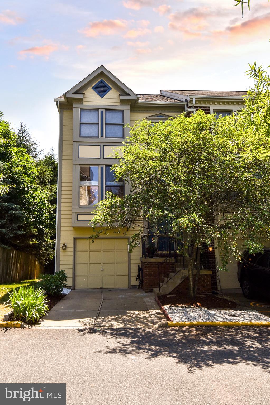 109 MAXIMILLIAN CT SW