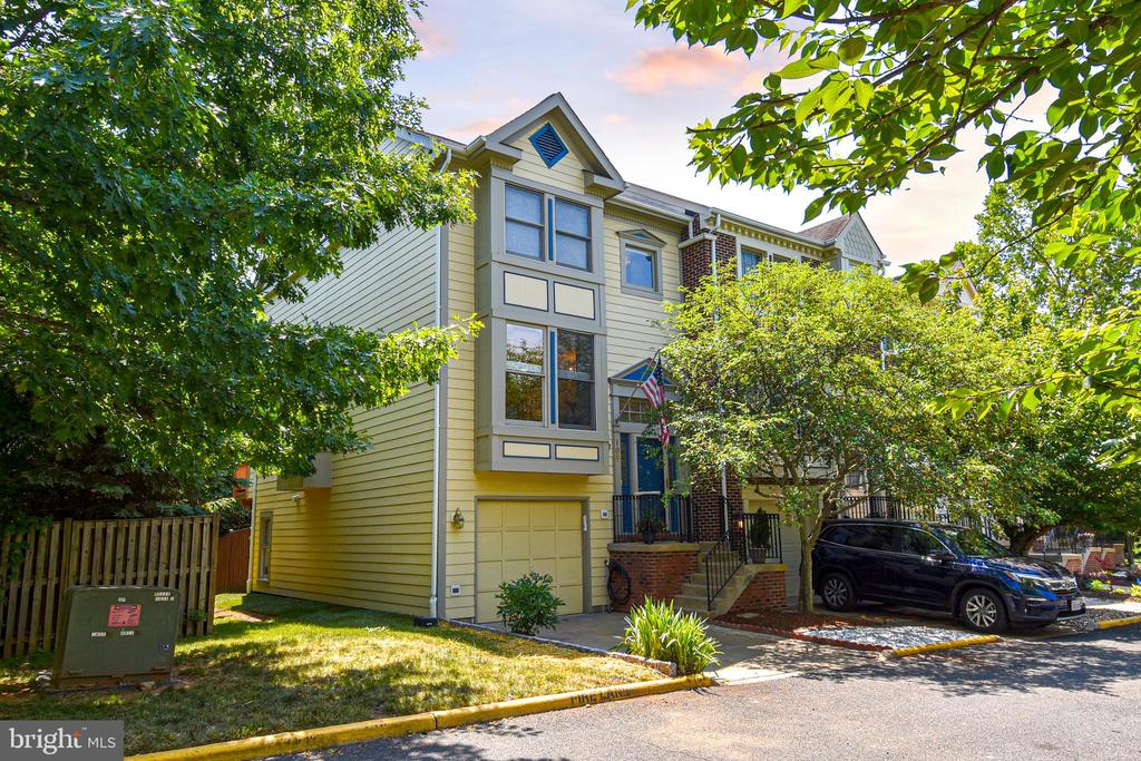 109 MAXIMILLIAN CT SW