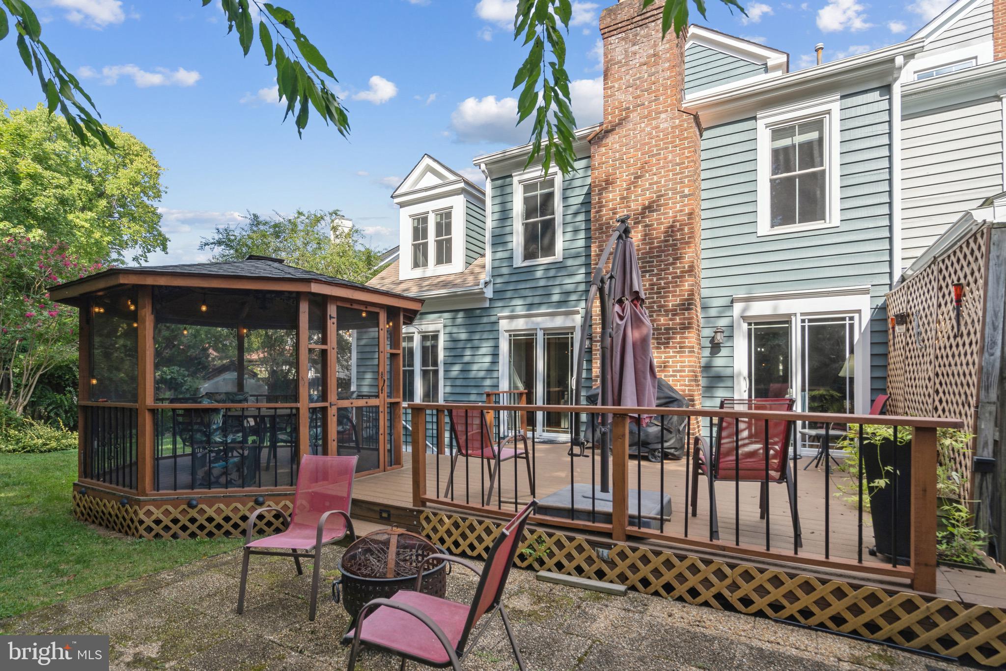 215 ANDOVER COURT NE