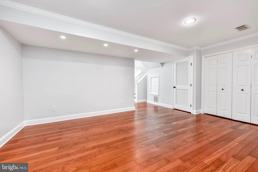 20419 DONCASTER TERRACE