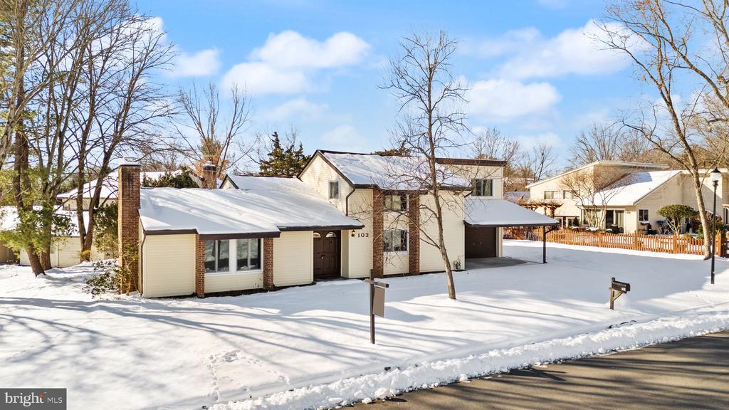 103 Farmington Ln