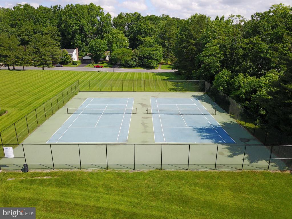 103 Farmington Ln