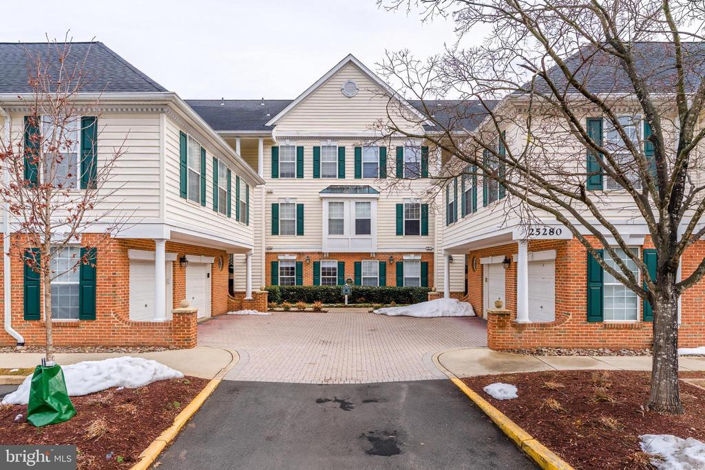 25280 LAKE SHORE SQUARE 102