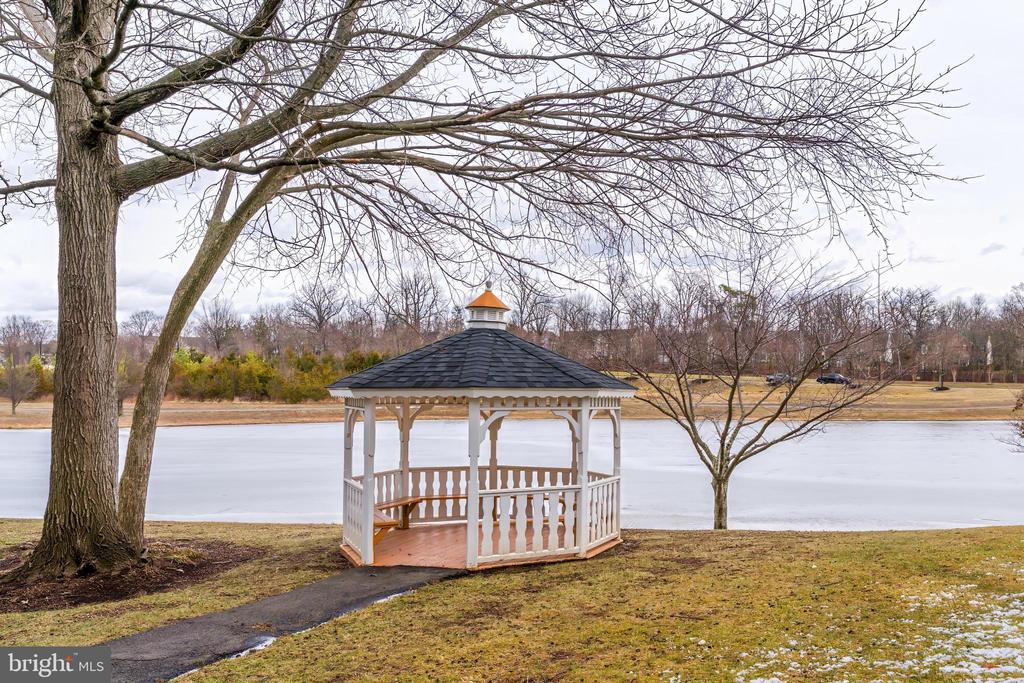 25280 LAKE SHORE SQUARE 102