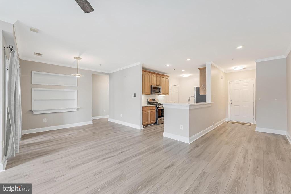 25280 LAKE SHORE SQUARE 102