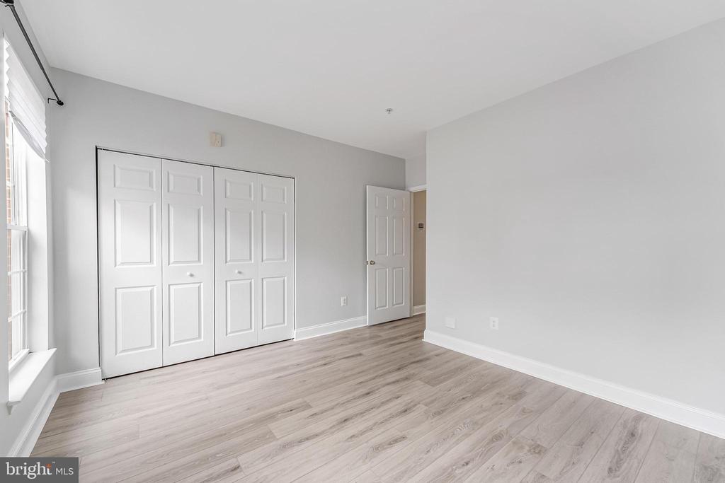 25280 LAKE SHORE SQUARE 102