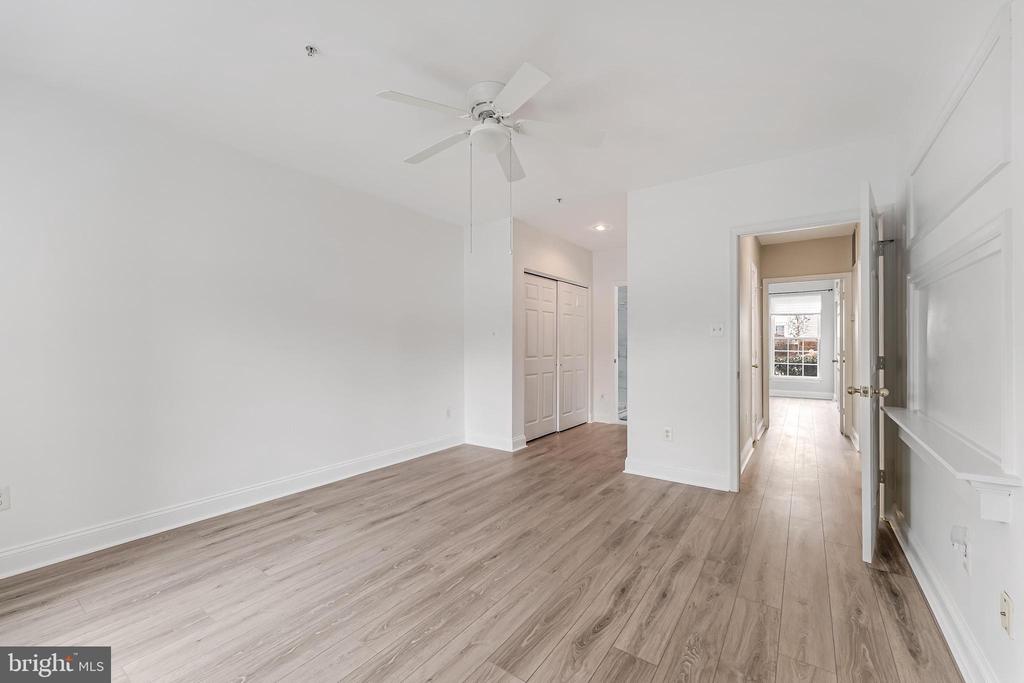 25280 LAKE SHORE SQUARE 102
