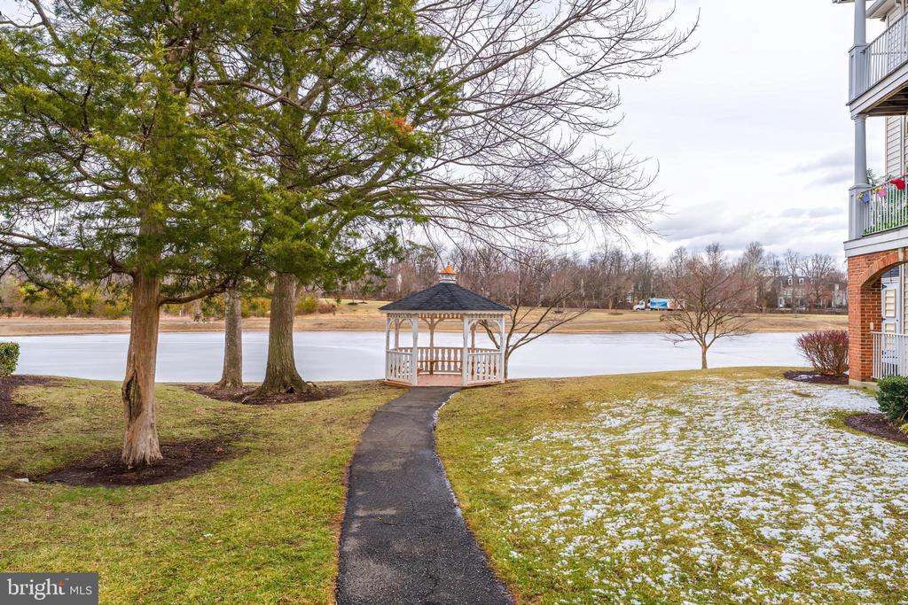 25280 LAKE SHORE SQUARE 102