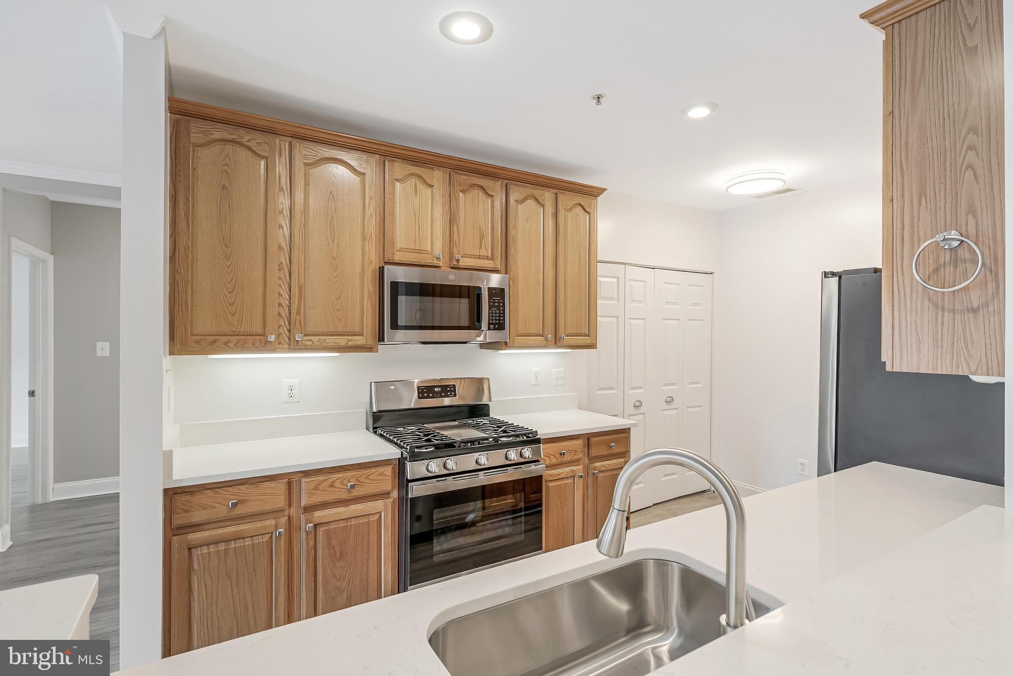 25280 LAKE SHORE SQUARE 102