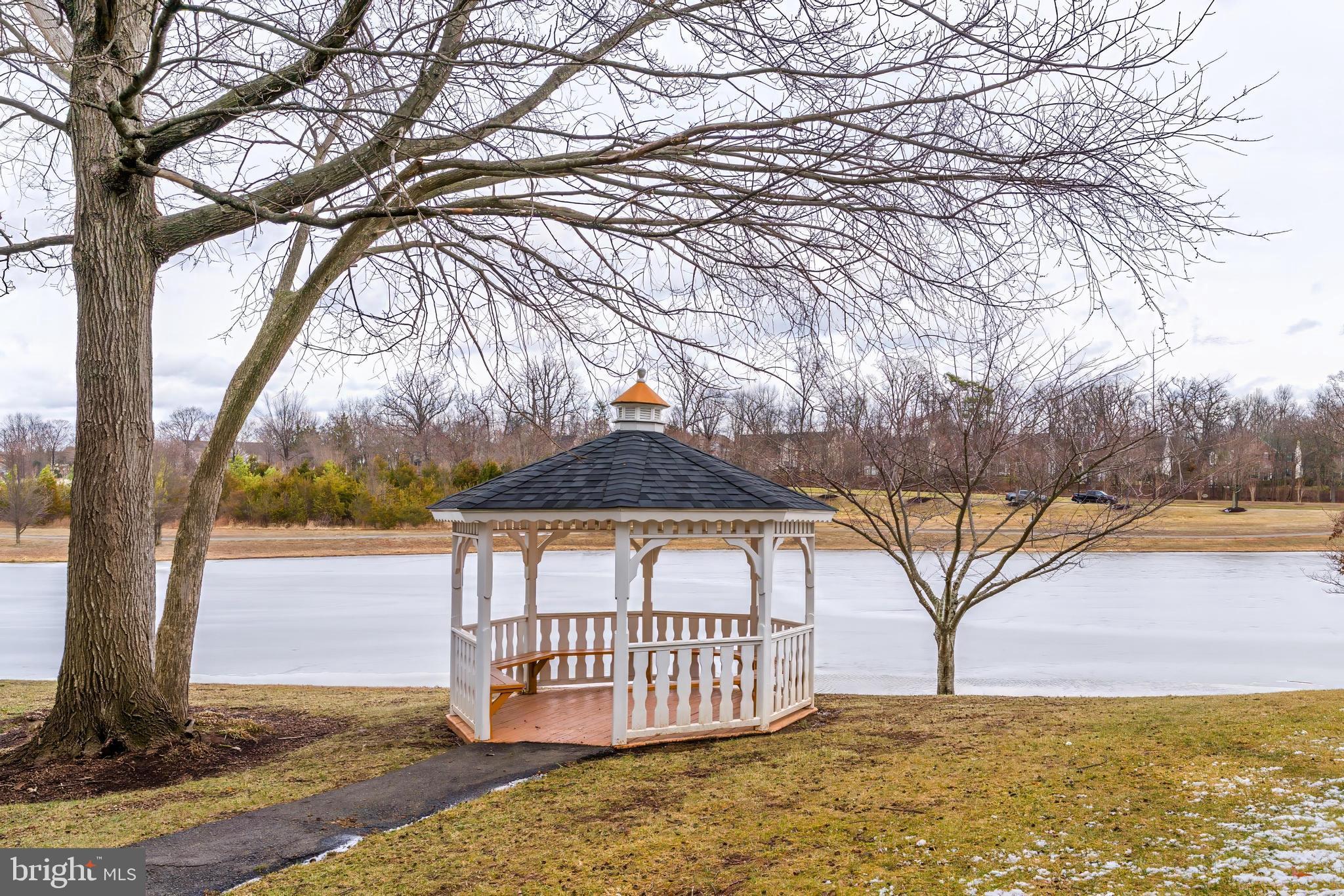 25280 LAKE SHORE SQUARE 102