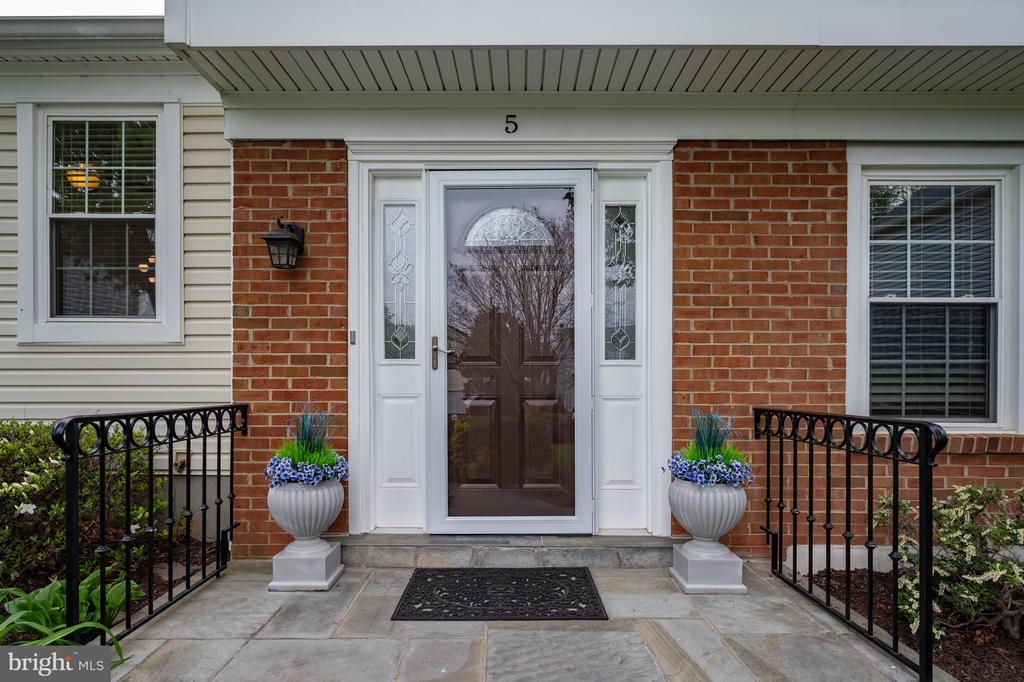 5 DUDLEY COURT