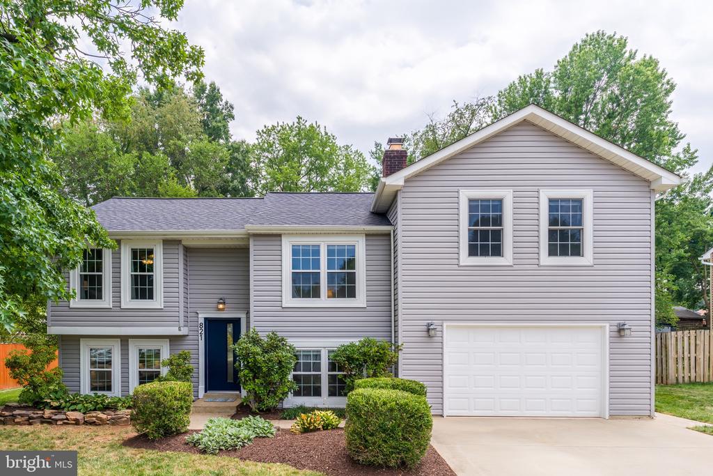 821 CATTAIL LANE NE