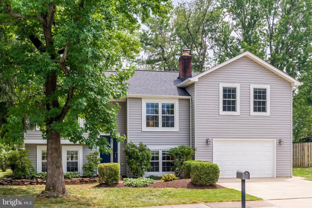821 CATTAIL LANE NE