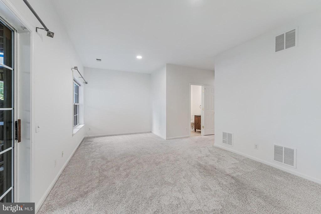 47720 SANDBANK SQUARE