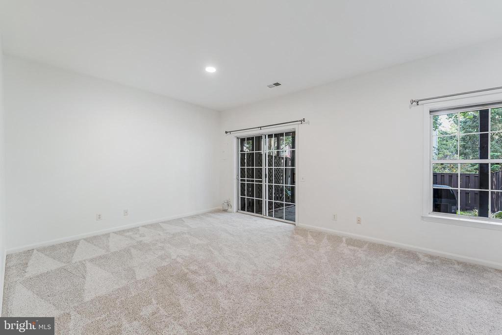 47720 SANDBANK SQUARE