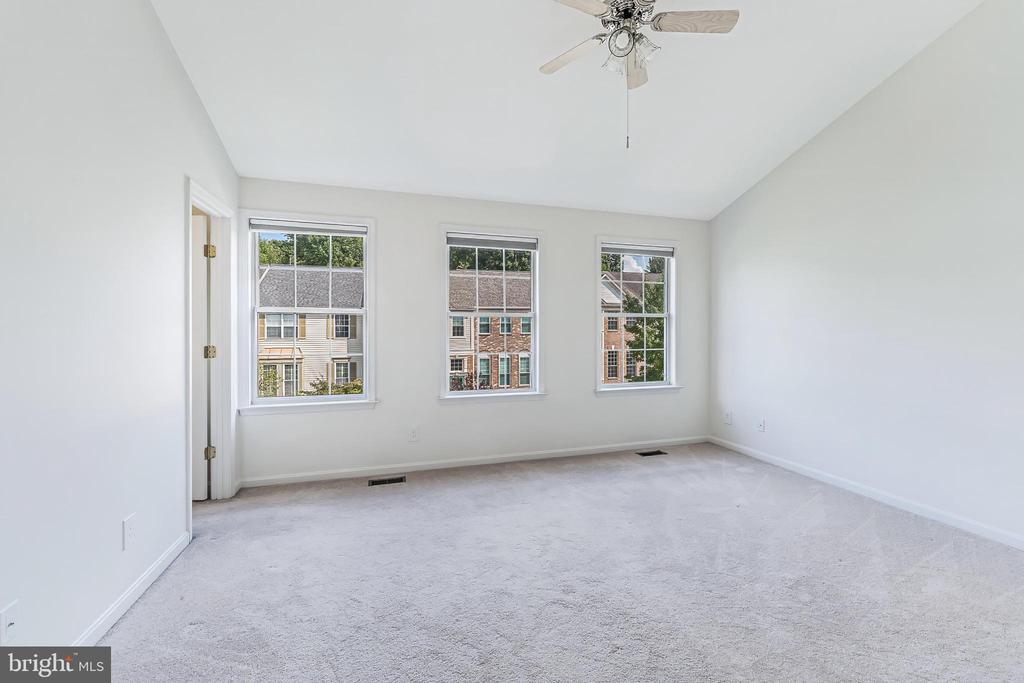 47720 SANDBANK SQUARE