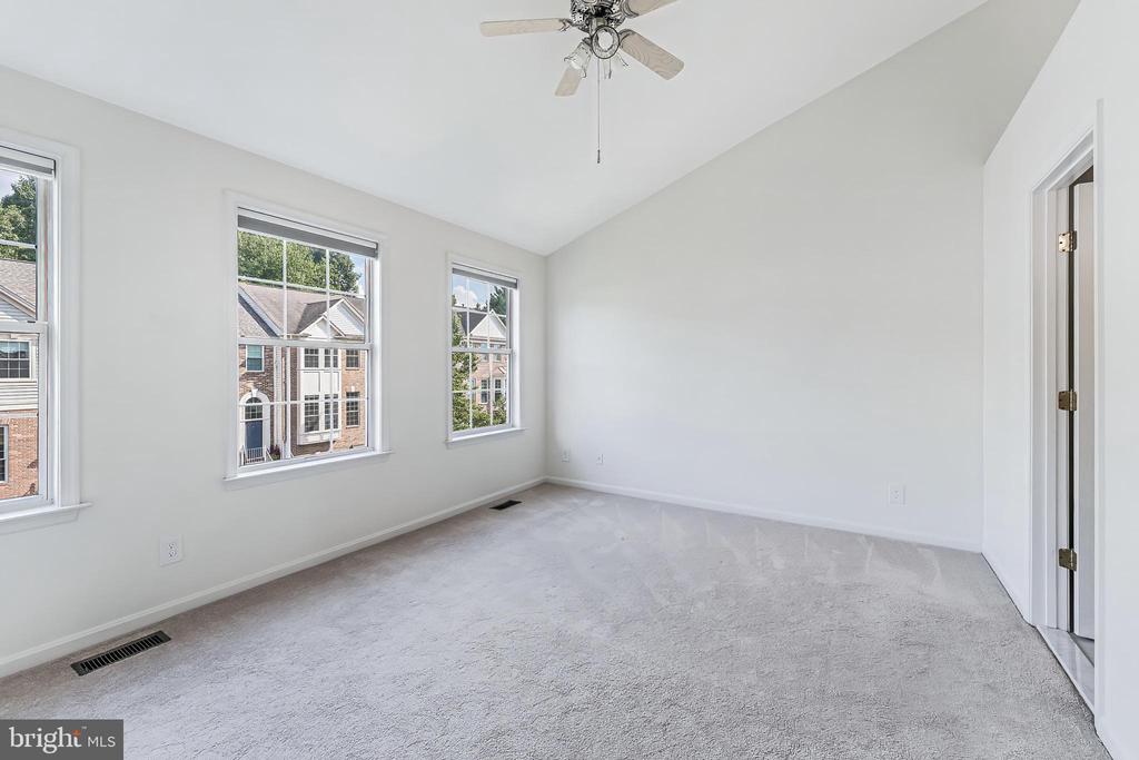 47720 SANDBANK SQUARE