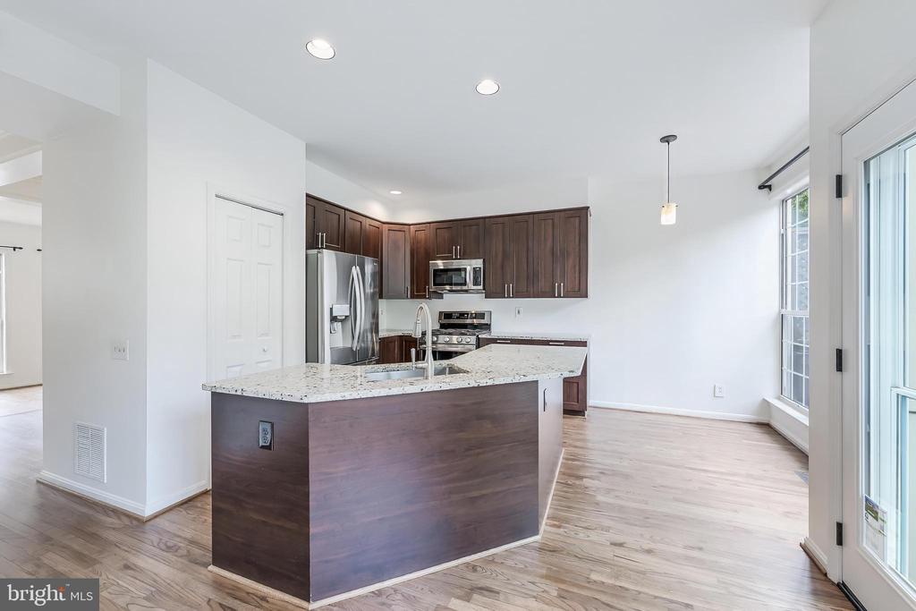 47720 SANDBANK SQUARE