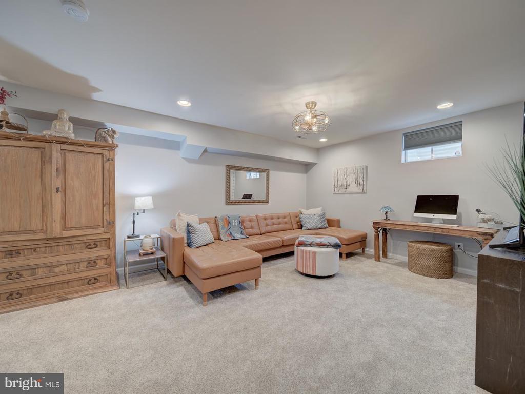 9477 Cromarty Ct