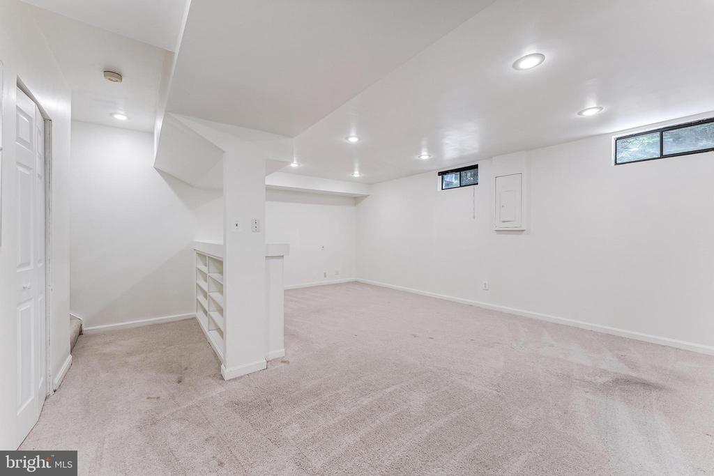 15045 HOLLEYSIDE DRIVE
