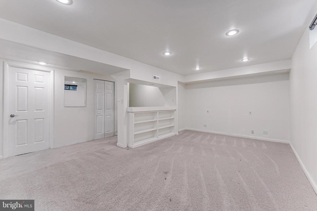 15045 HOLLEYSIDE DRIVE