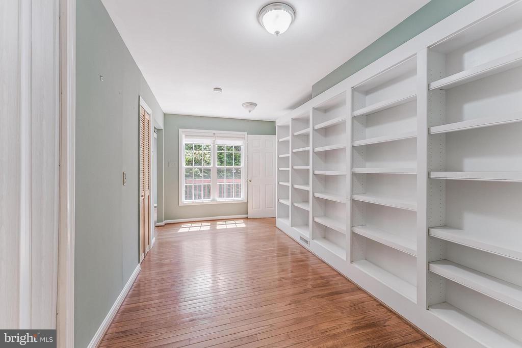 15045 HOLLEYSIDE DRIVE