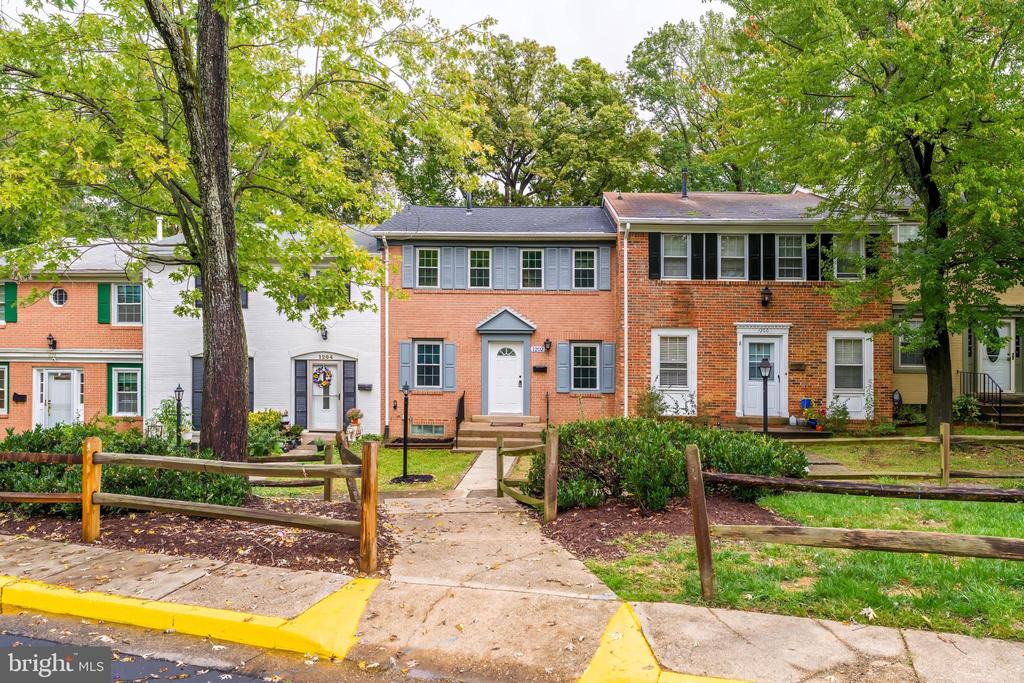 1202 FOX RUN PLACE