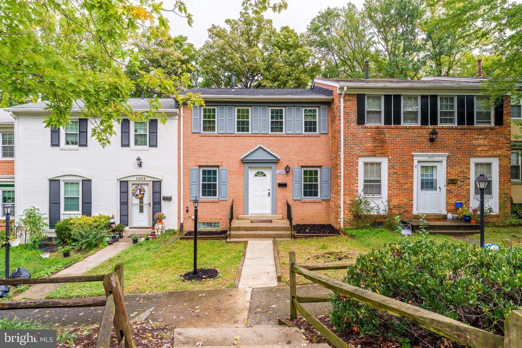 1202 FOX RUN PLACE