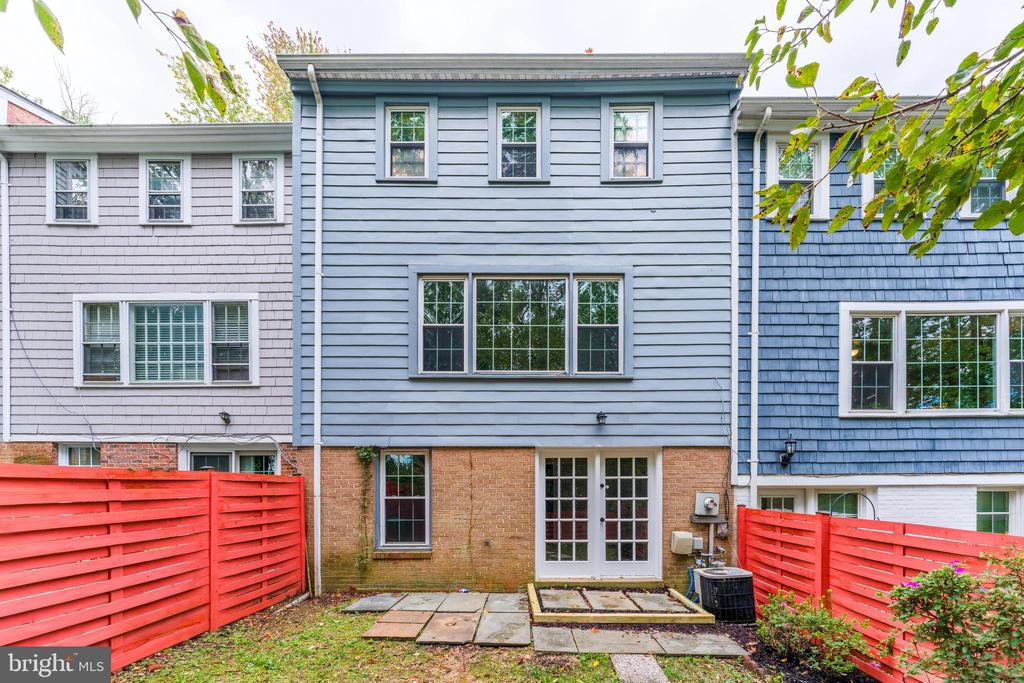 1202 FOX RUN PLACE