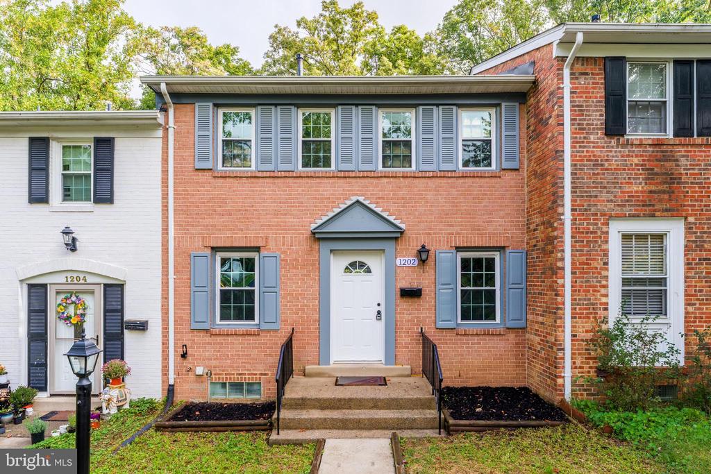 1202 FOX RUN PLACE