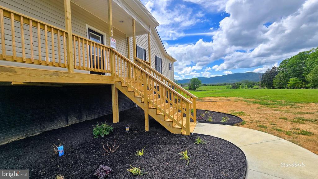 1390 RIVERMONT DR
