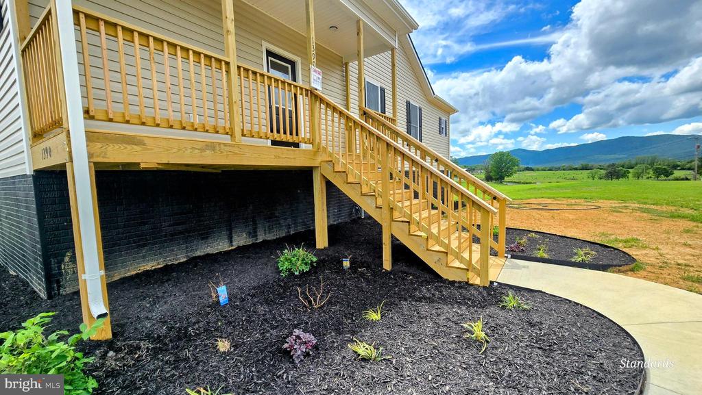 1390 RIVERMONT DR