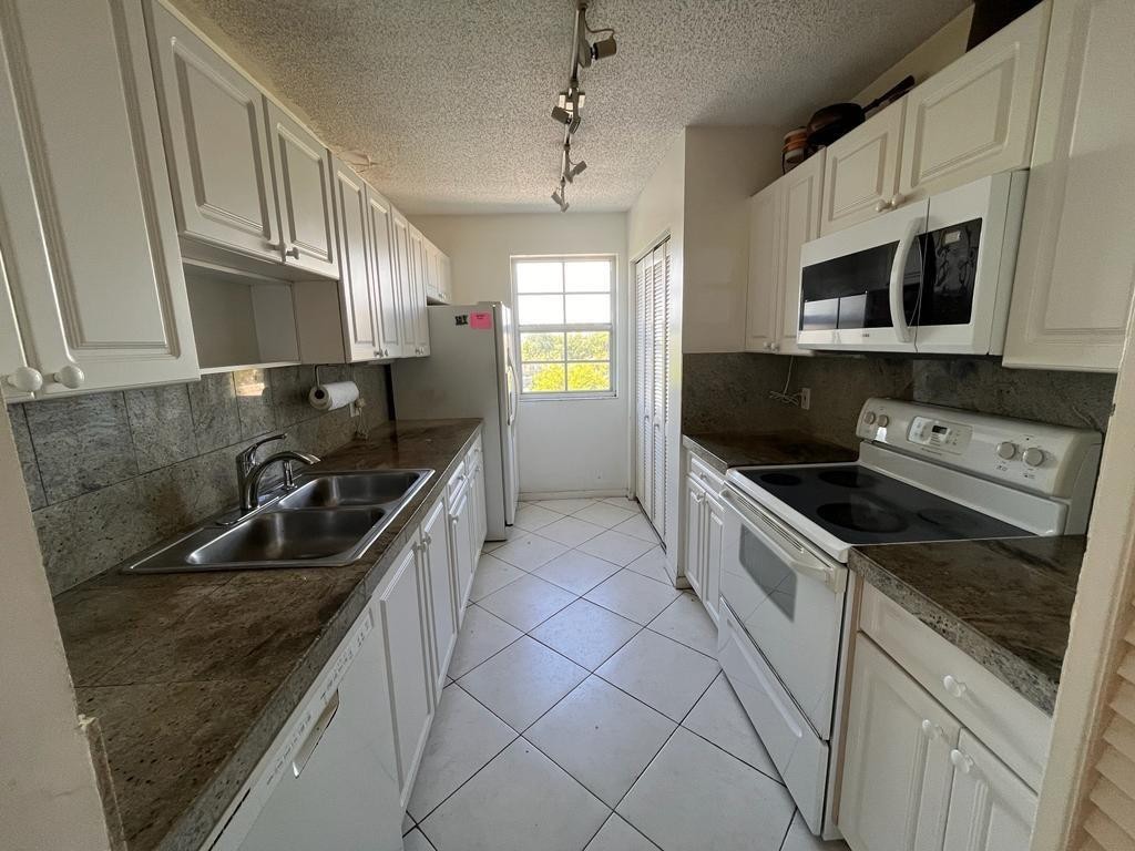 19501 E Country Club Dr 9507