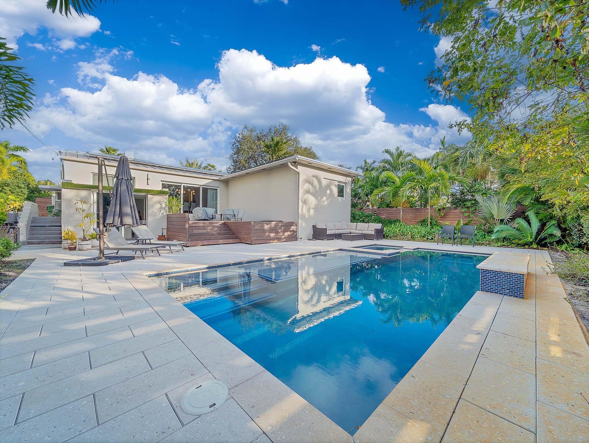 715 N Victoria Park Road