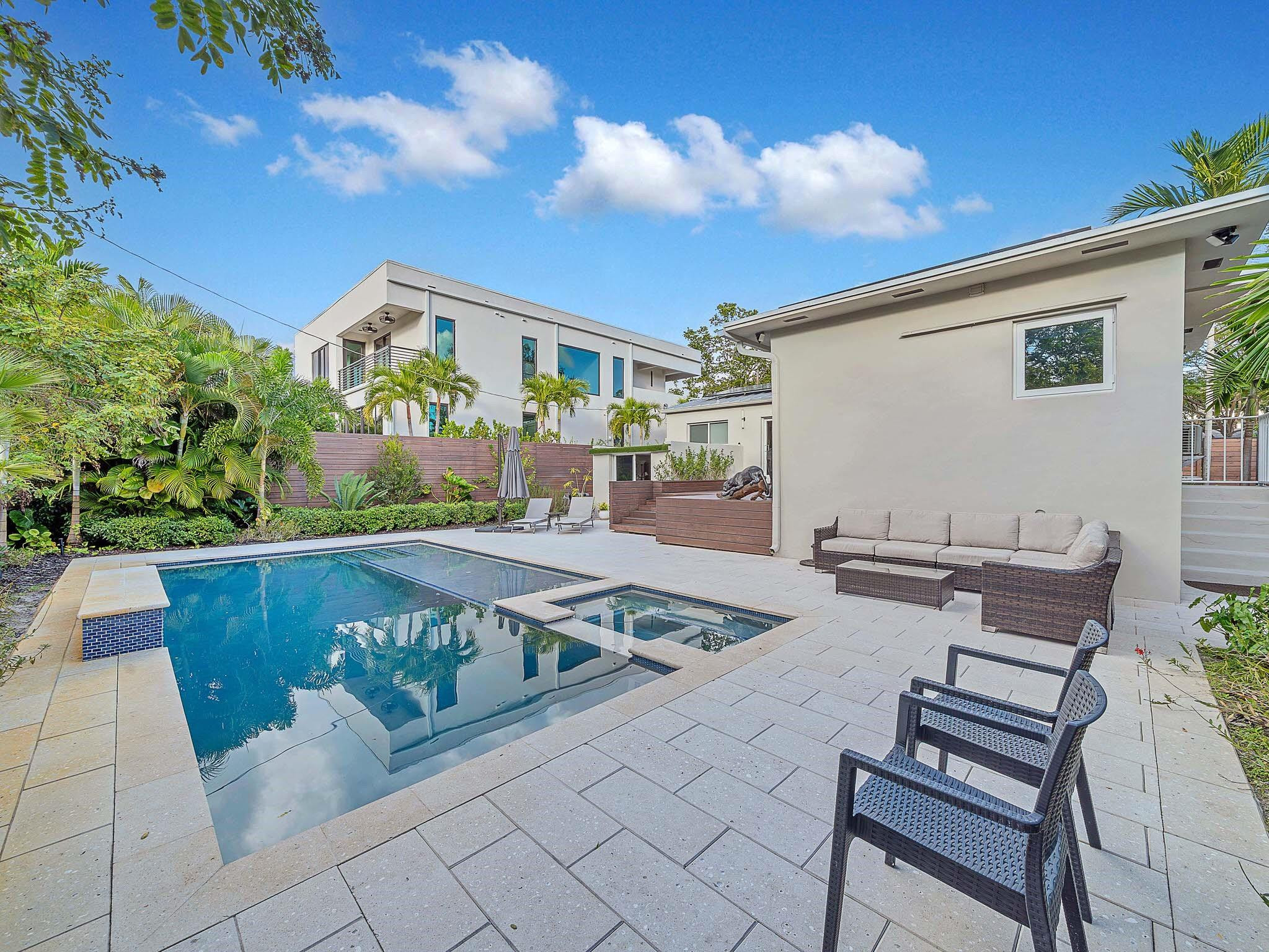 715 N Victoria Park Road