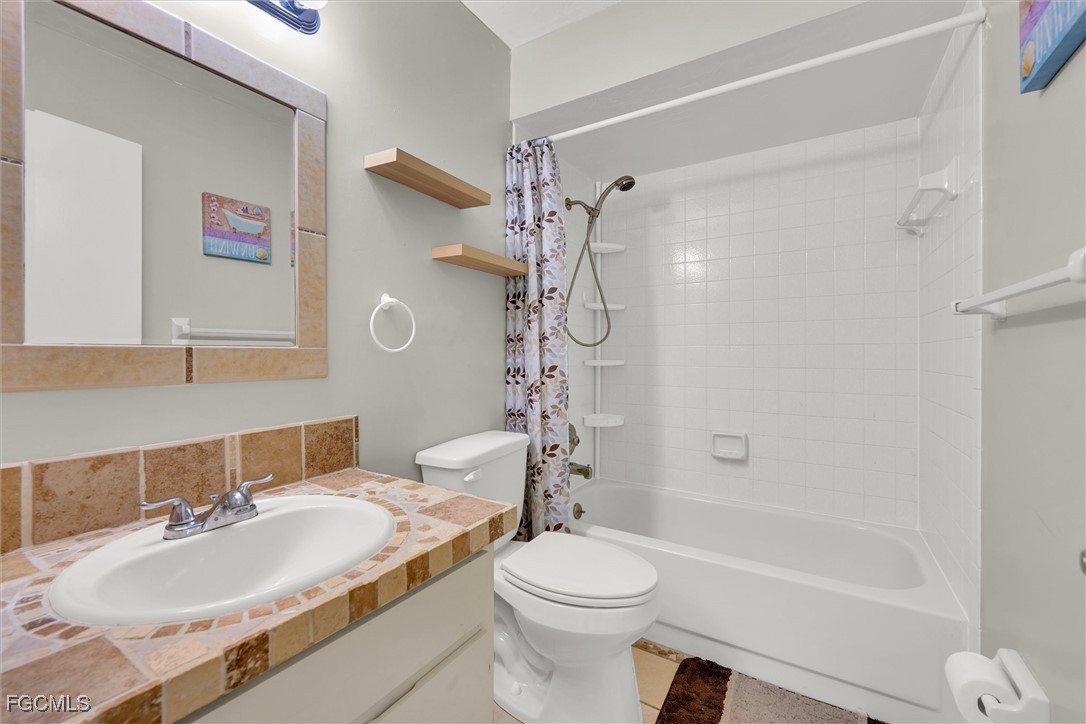 1100 Pondella RD 611