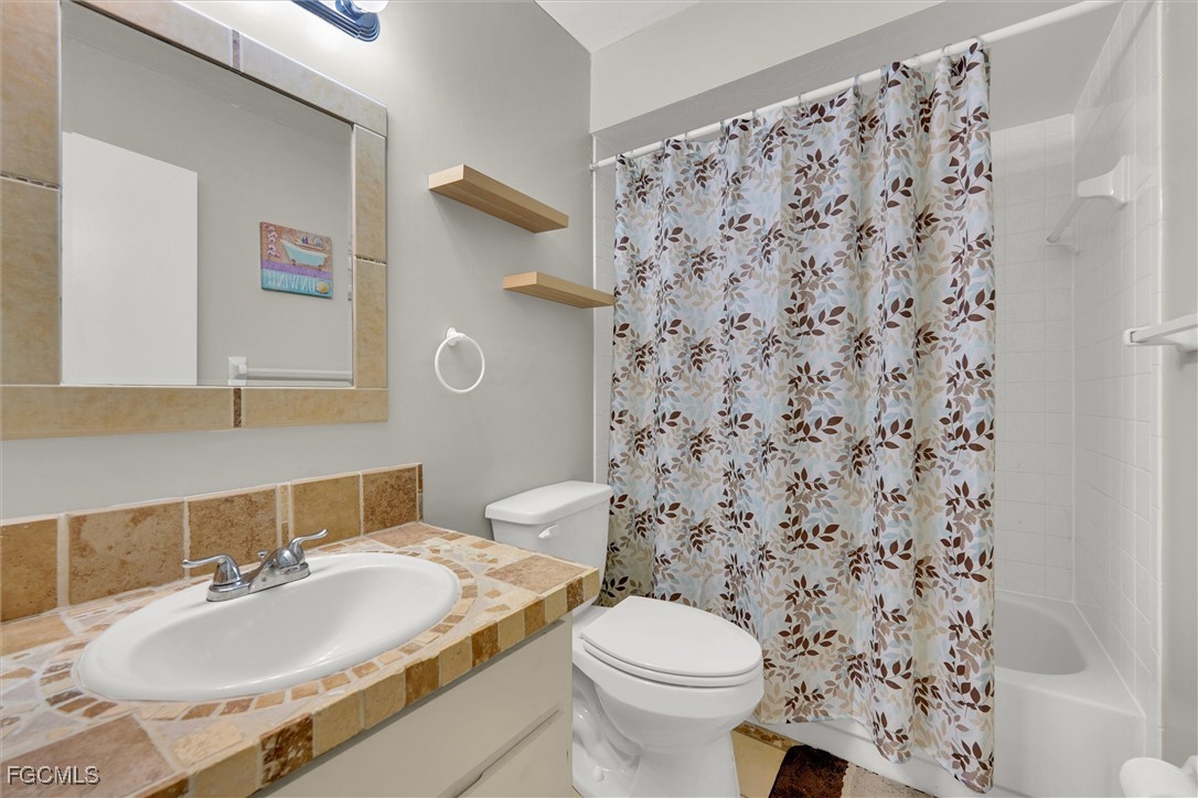 1100 Pondella RD 611