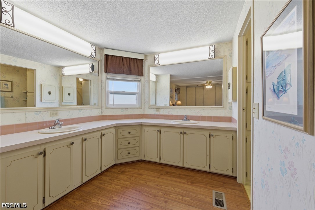 508 Pine Tree CT