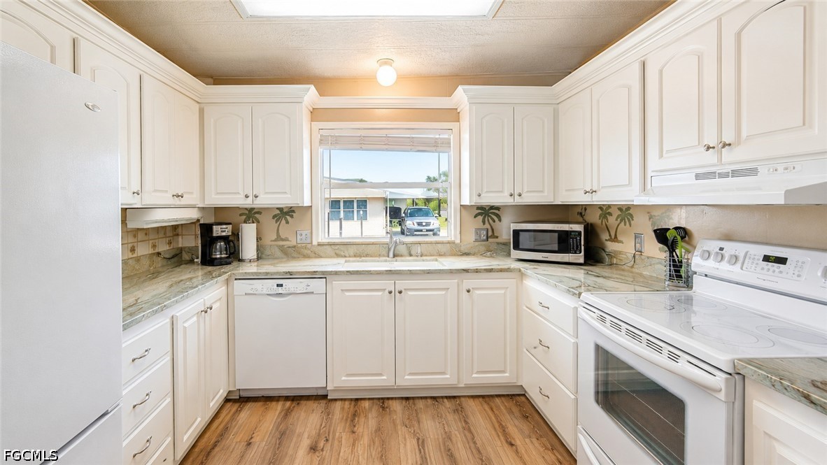 3404 Rainbow LN