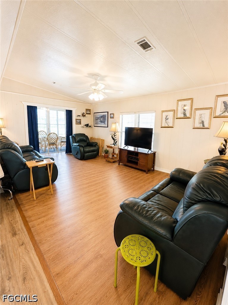 3404 Rainbow LN